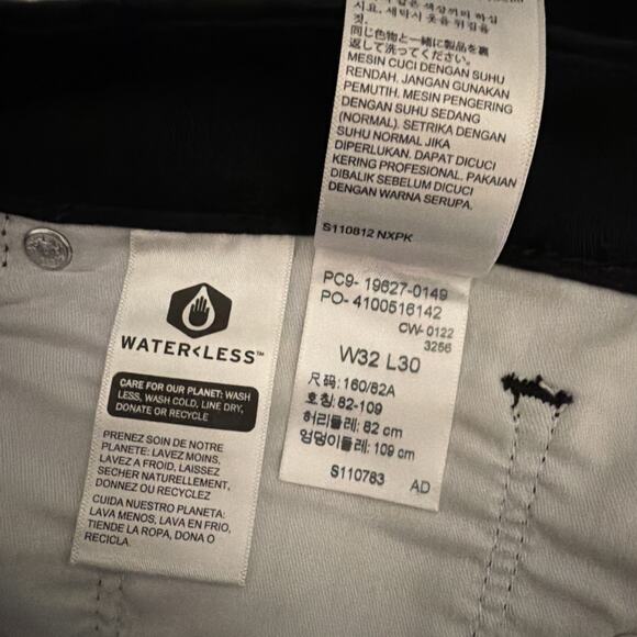 NEW Levi’s Women’s 312 Shaping Slim Hypersoft Black Size 32 14S Short Chino - Picture 9 of 10